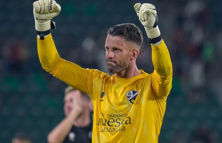 Dani Jiménez celebra la primera victoria de la SD Huesca en Elche