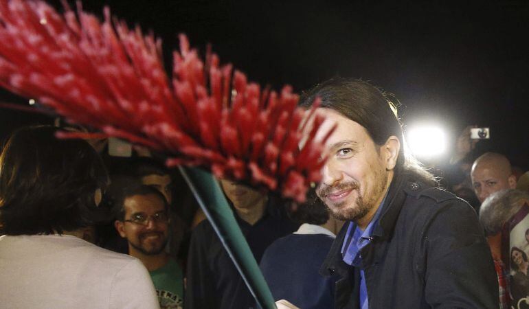 GRA853. MADRID, 07/05/2015.- El secretario general de Podemos, Pablo Iglesias, durante la pegada de carteles celebrada esta noche en Madrid con la que inicia la campaña electoral. EFE/Kiko Huesca