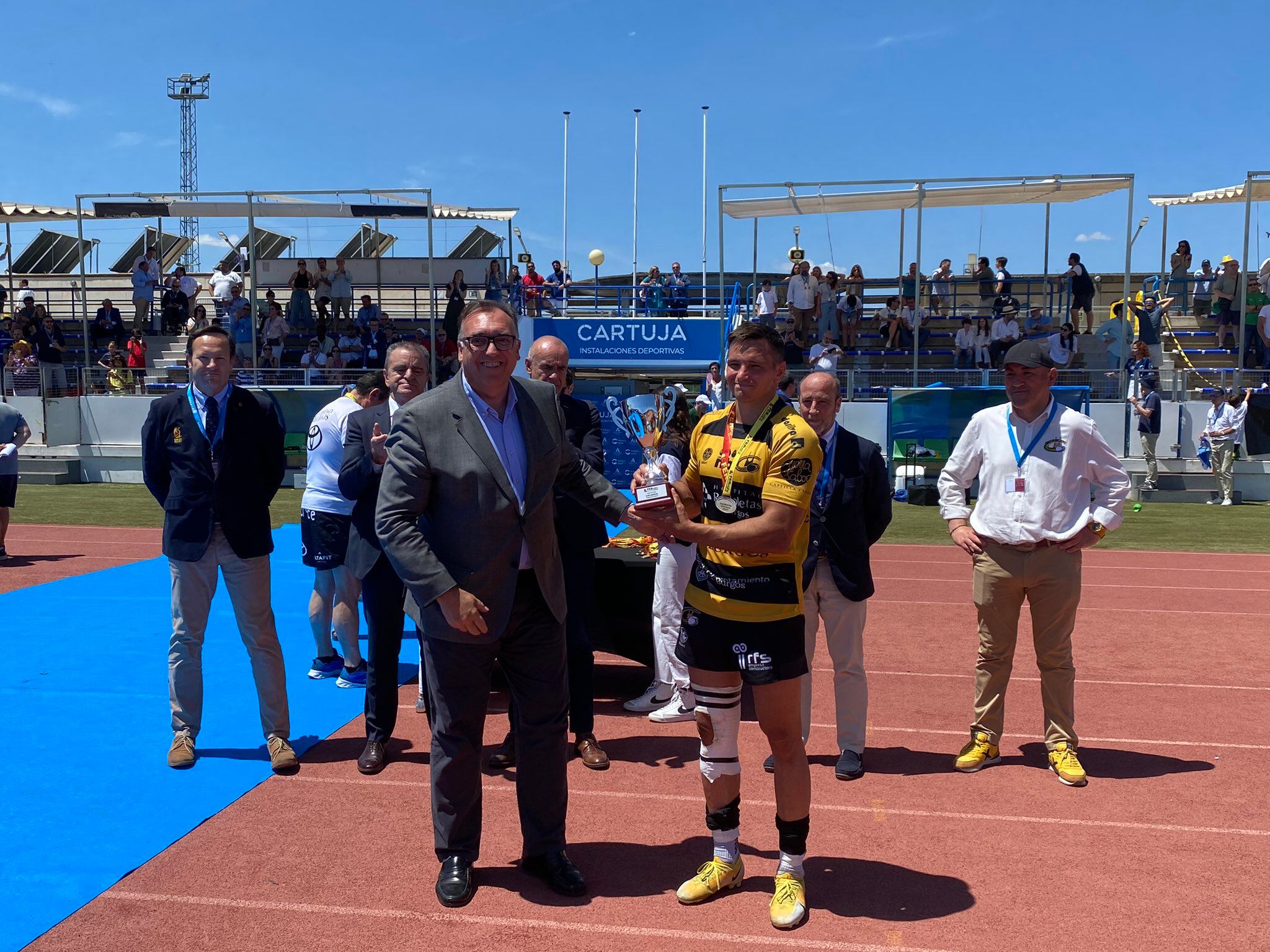 Tomás Carrió, capitán del Aparejadores Rugby Burgos, con el trofeo que acredita al equipo burgalés como subcampeón de la Copa del Rey. / Foto: FER