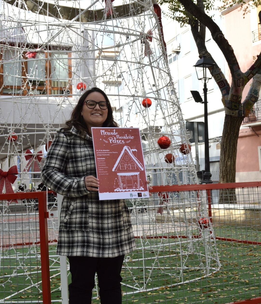 La edil de Fiestas de Petrer junto al árbol de la Plaza de Baix