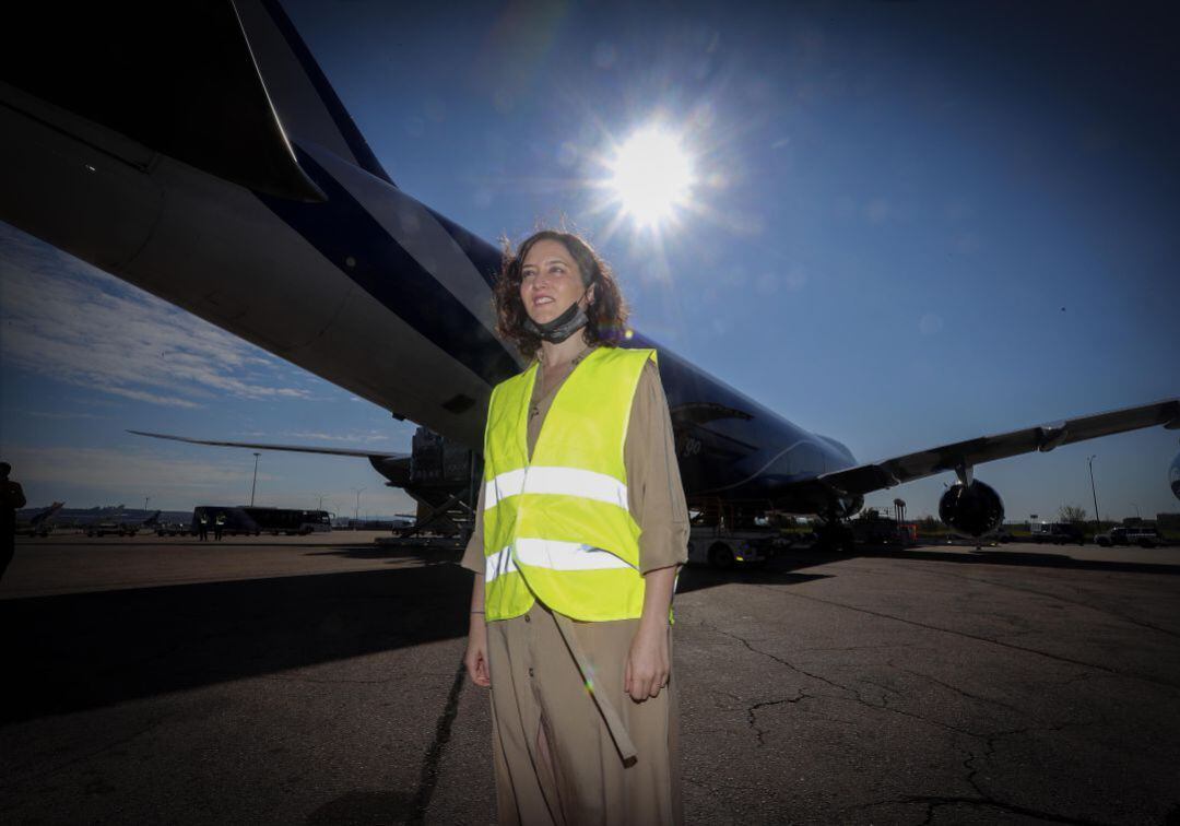 Isabel Díaz Ayuso junto a uno de los aviones cargados con material sanitario procedente de China