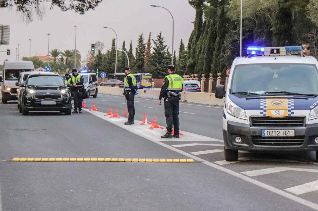 La Policía Local de Alicante, en uno de los controles dentro del dispositivo anti-COVID-19