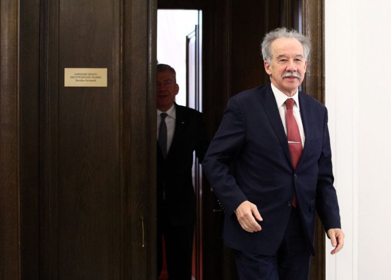 El jefe de la Comisión Electoral Estatal, el juez Wojciech Hermelinski, abandona la sala tras la reunión con el presidente del Senado, Stanislaw Karczewski, en el Senado, en Varsovia.