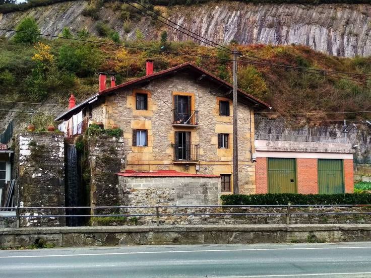 Imagen del salto de agua del molino existente junto al límite de provincias, junto al Complejo Educativo de Eibar