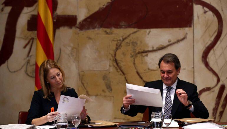 El presidente de la Generalitat en funciones, Artur Mas, y la vicepresidenta Neus Munté, durante la reunión semanal del Govern, tras conocer que el partido que lidera ha pasado a ser la cuarta fuerza en las generales en Cataluña, y a menos de una semana de saber si la CUP apoya o no su investidura al frente de la Generalitat tras una negociación que toca a su fin