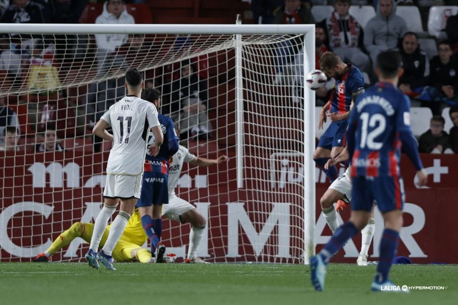 Jorge Pulido marcó en este remate el gol del empate