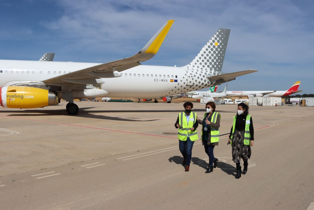 La alcaldesa de Onda, Carmina Ballester, junto a la directora general del aeropuerto de Castellón, Blanca Marín