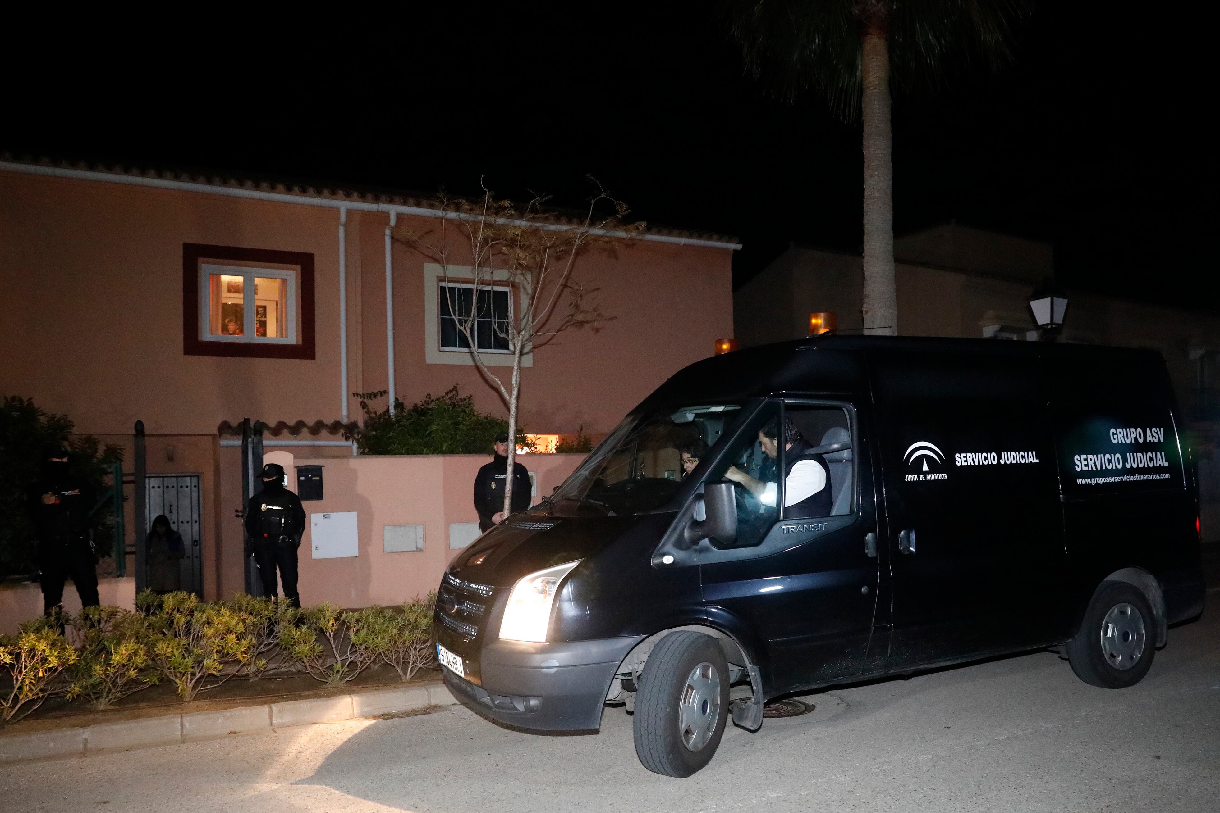 LA LÍNEA DE LA CONCEPCIÓN (CÁDIZ), 31/01/2023.- La Policía Nacional investiga la muerte de una pareja, un hombre de 65 años y una mujer de 64, cuyos cuerpos sin vida han sido localizados en una vivienda de La Línea de la Concepción (Cádiz), con heridas mortales causadas por disparos, en un caso con indicios de violencia machista. El suceso, han indicado fuentes policiales, ha tenido lugar en torno a las 17:30 horas en una vivienda ubicada en la calle Narcisos, en la urbanización La Alcaidesa, en la citada localidad. Los fallecidos, que eran pareja según fuentes de la investigación, son un hombre de nacionalidad italiana y una mujer de nacionalidad suiza. EFE/A.Carrasco Ragel