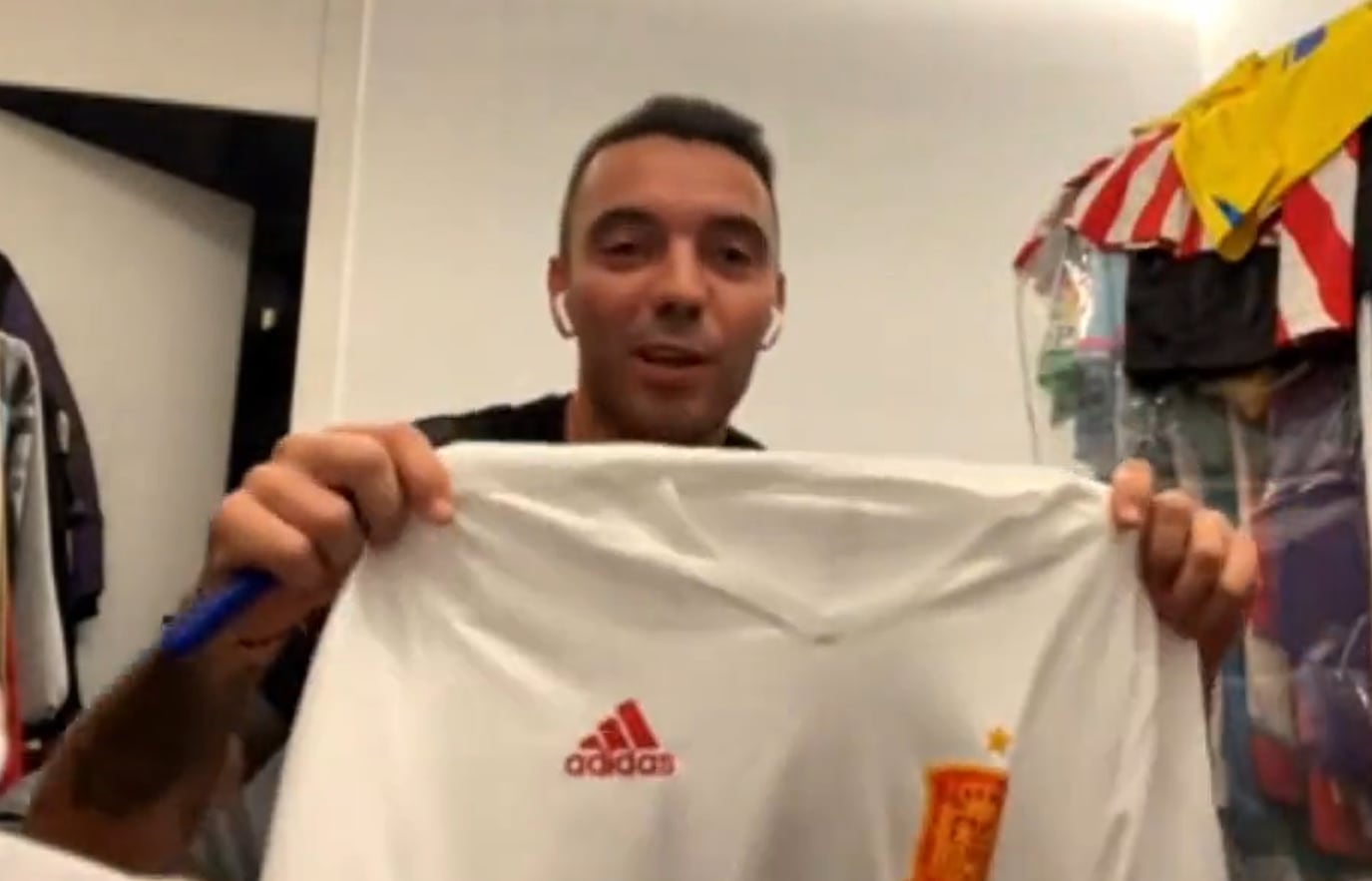 Iago Aspas posa con su camiseta de la selección en &#039;El Larguero&#039;.