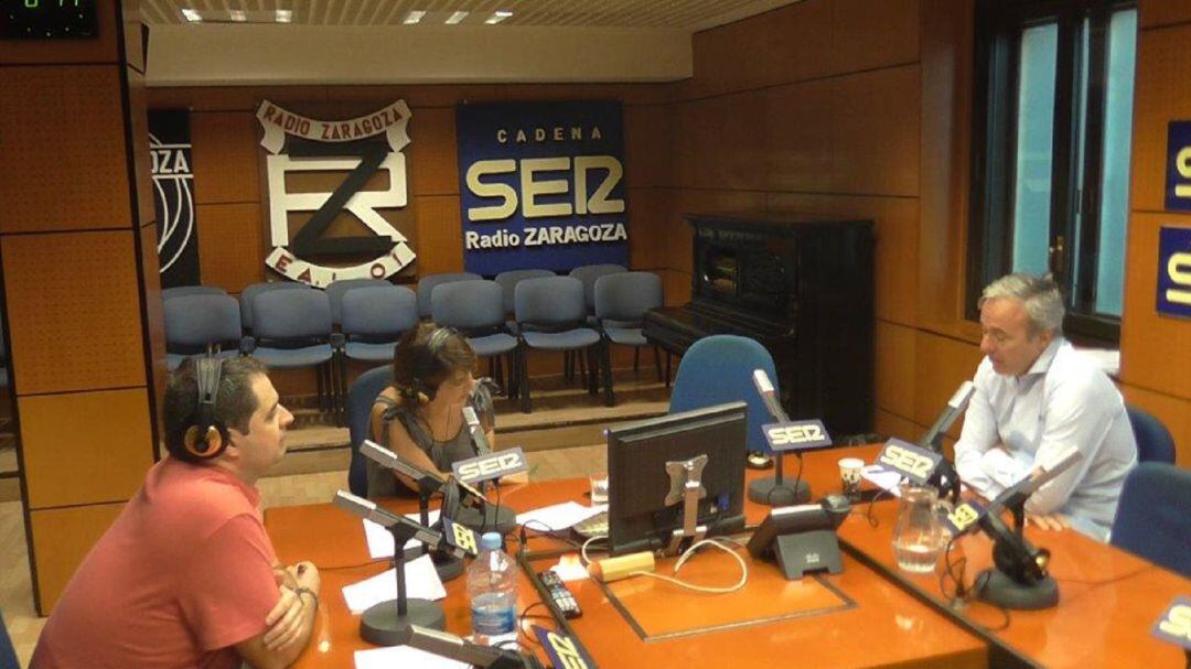 Toño Ruesta, Eva Pérez y el alcalde de Zaragoza, Jorge Azcón a la derecha en el programa de La Rebotica.