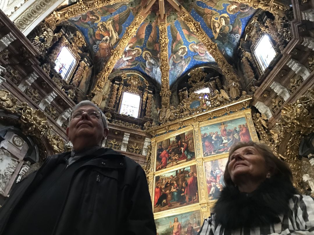 Jaime Sancho, canónigo emérito de la Catedral y Carmen Pérez, exdirectora del Instituto Valenciano de Restauración, con los frescos de la bóveda de la Catedral de València de fondo