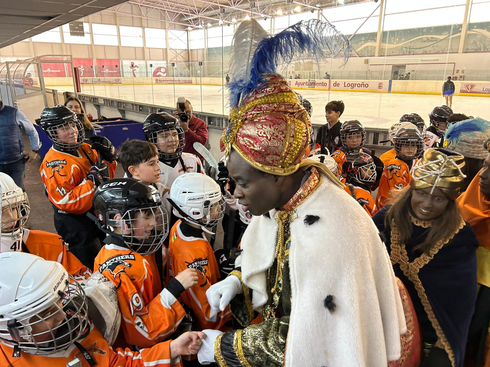 Baltasar saludando al Club Milenio Patín en la pista de hielo de Lobete