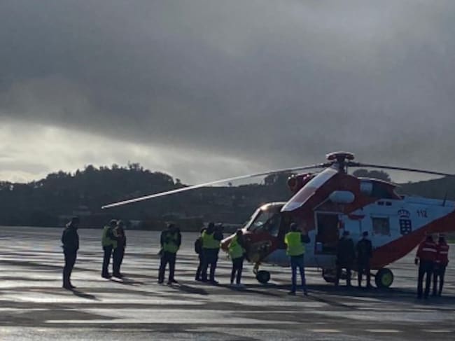 Los tres helicópteros dispuestos por el Gobierno de Canarias han despegado desde el Aeropuerto Tenerife Norte con las dosis 270 dosis de vacunas que este domingo han sido distribuídas por el resto del Archipiélago
