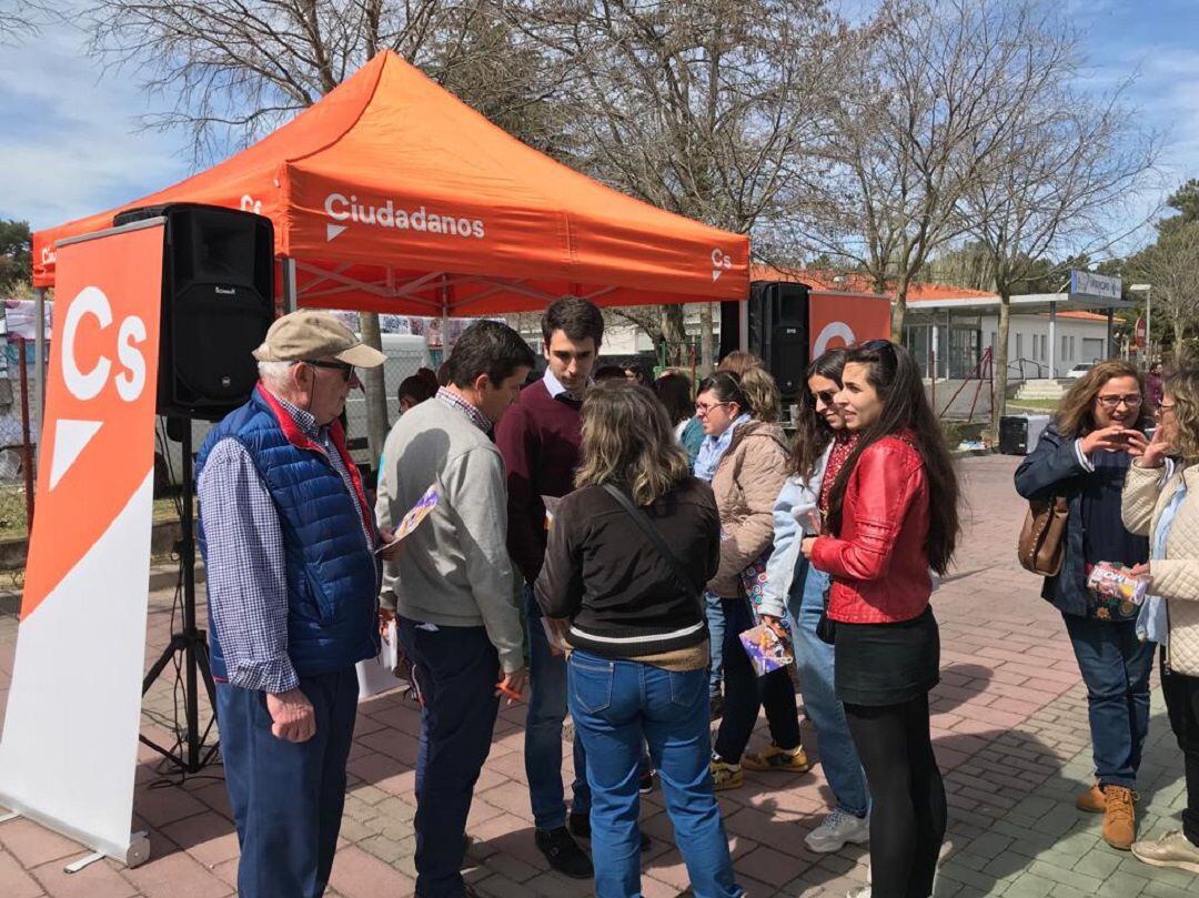 Manuel Hernández conversa con vecinos de Arévalo junto a la carpa instalada en la avenida Emilio Romero