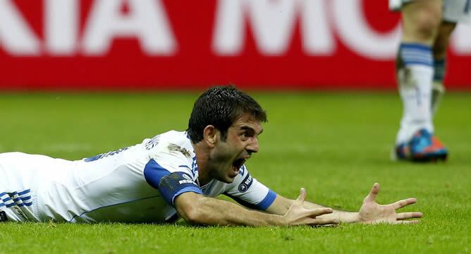 El jugador de la selección griega Giorgos Karagounis reacciona tras obtener una tarjeta amarilla en el juego ante Rusia, durante el partido correspondiente al grupo A de la Eurocopa 2012 disputado en el estadio nacional en Varsovia, Polonia hoy, sábado 16