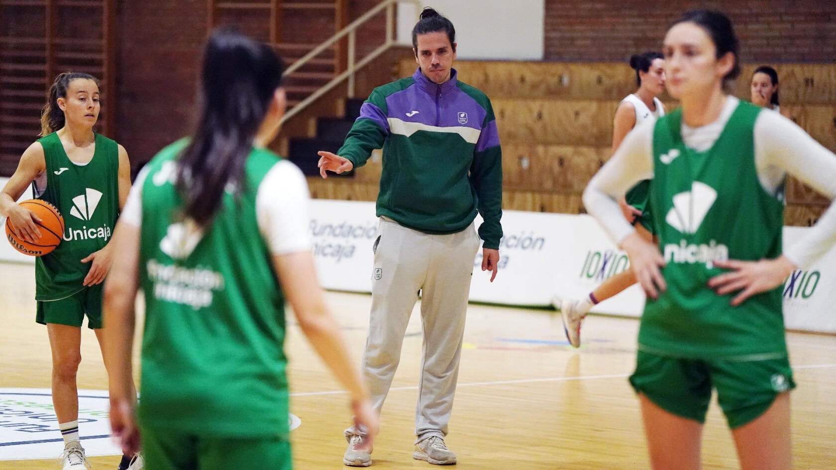 El entrenador del Unicaja Femenino, Javier Pérez de los Reyes