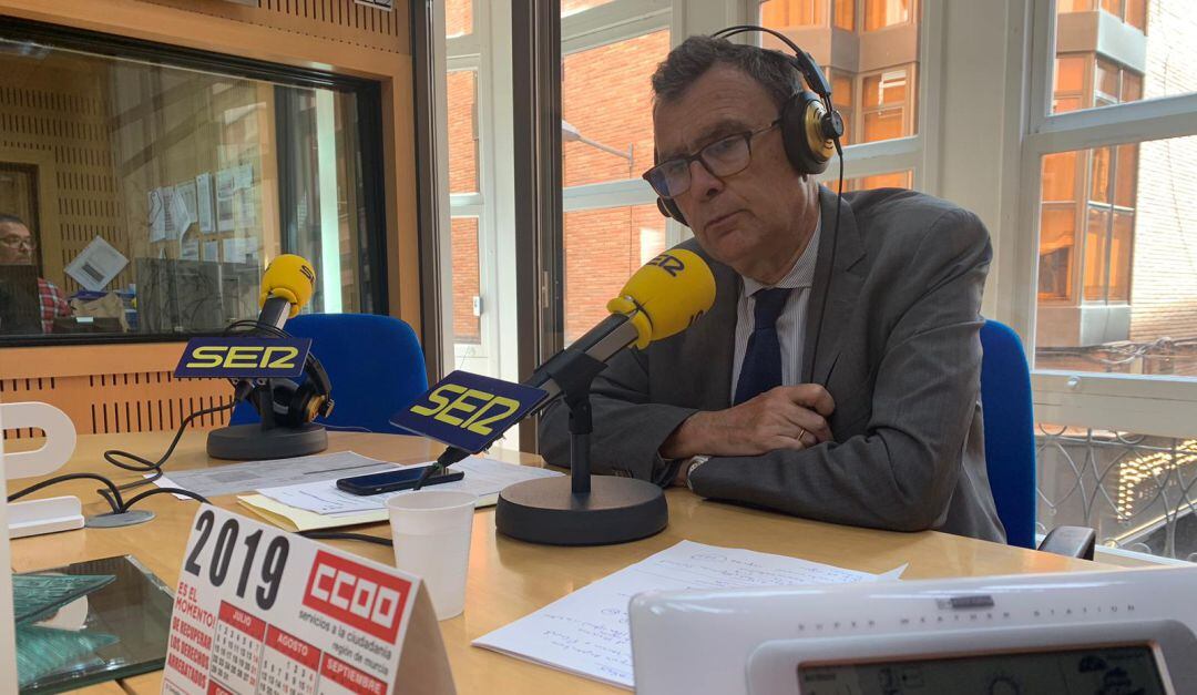 José Ballesta, alcalde de Murcia, en los estudios de la SER durante la entrevista en el programa Hoy por hoy