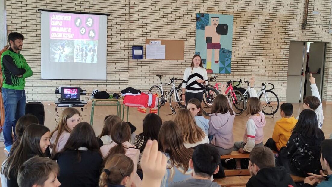 Las charlas sobre el ciclismo femenino han comenzado en distintos centros educativos de Huesca