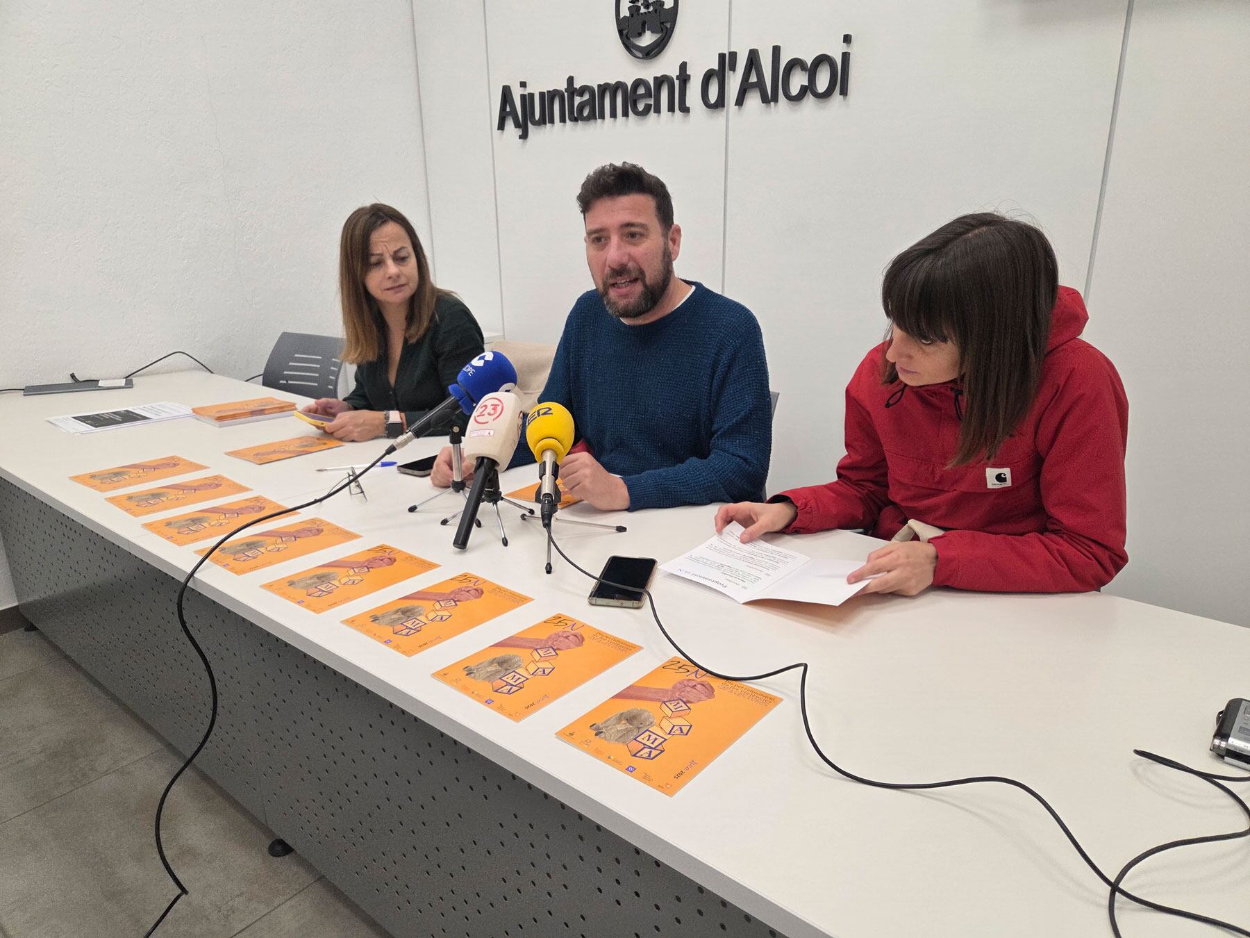 Àlex Cerradelo, junto a las técnicas de Igualdad Rut Tomás y Alicia López, durante la presentación de las actividades del 25N
