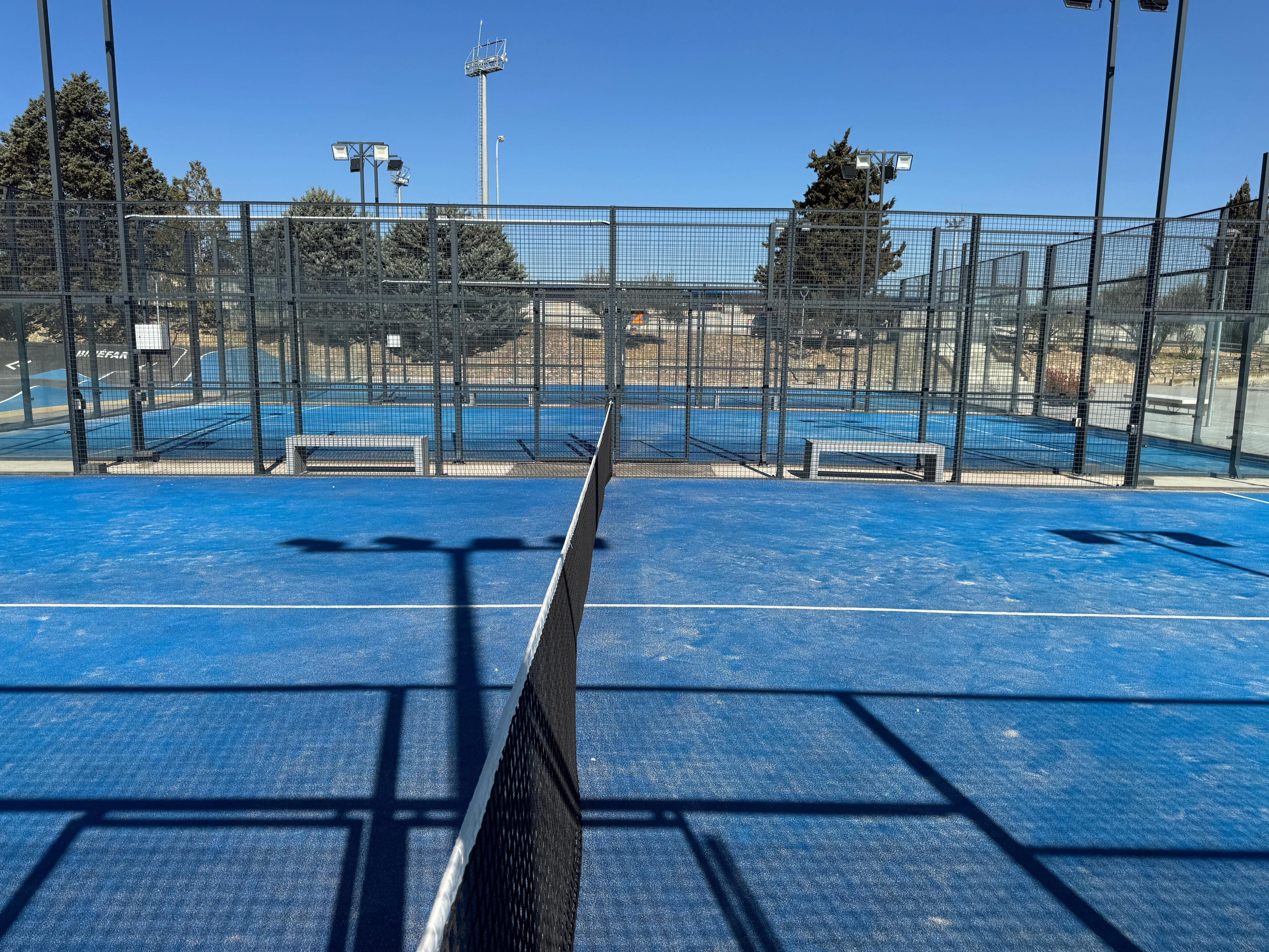 El Ayuntamiento de Binéfar reformará las pistas de tenis y de pádel del complejo polideportivo Los Olmos