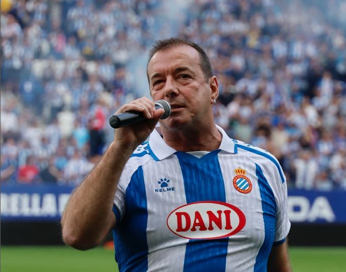 El cantant Cris Juanico va interpretar l'himne del 125 aniversari al partit de dissabte entre el RCD Espanyol i l'Elx jugat a Cornellà.
