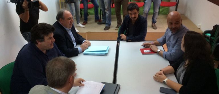 Reunión entre miembros del PP y de Podemos en Castilla-La Mancha