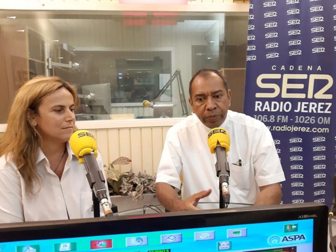 Cristina Martínez Caballero, de la ong Pequeña Nowina, y el padre Pepe, misionero mexicano en Sierra Leona, en Radio Jerez