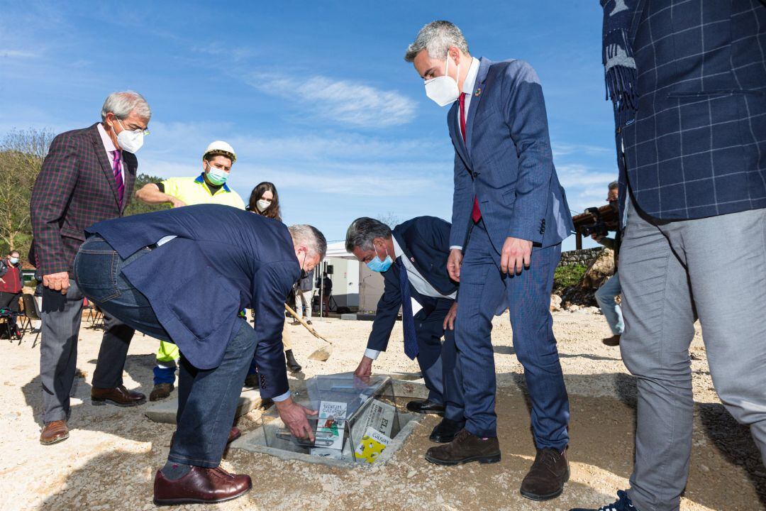 El presidente, Miguel Ángel Revilla, y el vicepresidente y consejero de Universidades, Igualdad, Cultura y Deporte, Pablo Zuloaga, asisten al acto de inicio de las obras del Centro de Arte Rupestre de Cantabria 
 