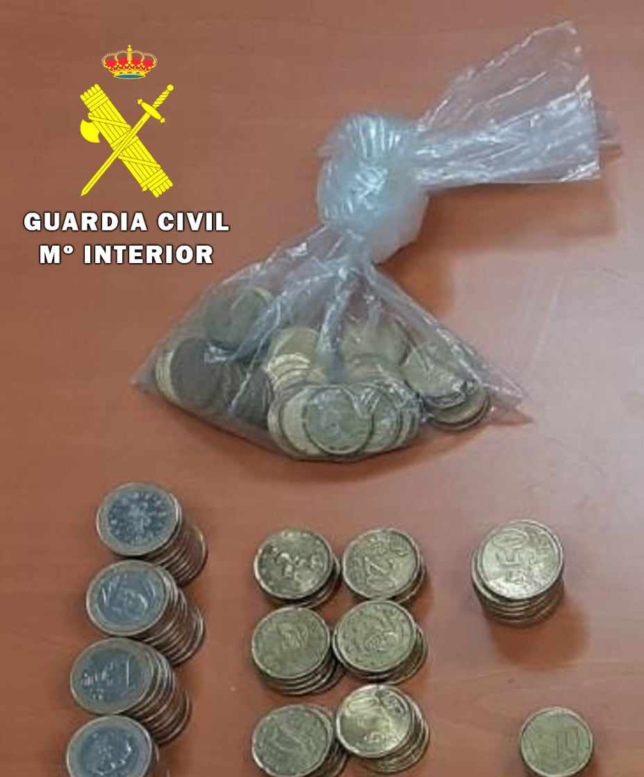 Foto de las bolsas con monedas incautadas por la Guardia Civil