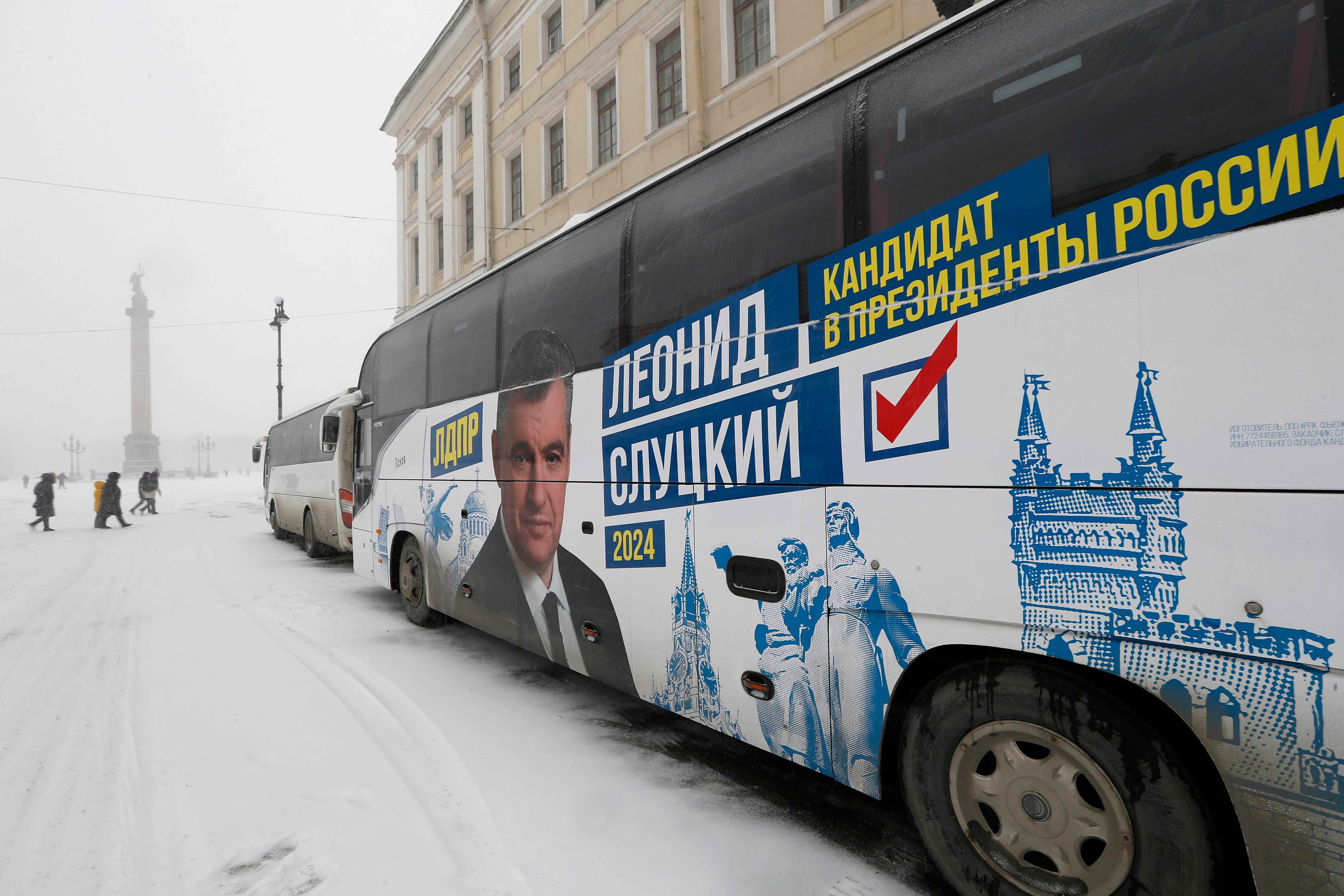 Autobús del candidato Slutsky en San Petersburgo, donde hoy, día de San Valentín, ha caído una copiosa nevada.