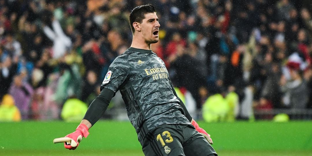 Courtois festeja uno de los goles del Real Madrid ante el Barcelona en el Bernabéu