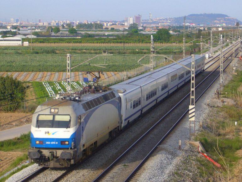 El tren ARCO, encargado del desplazamiento entre Galicia y País Vasco