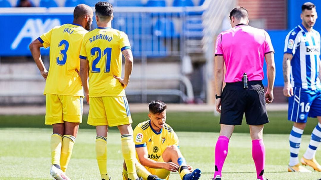 El jugador del Cádiz Cf Marcos Mauro se lesionó ante el Alavés