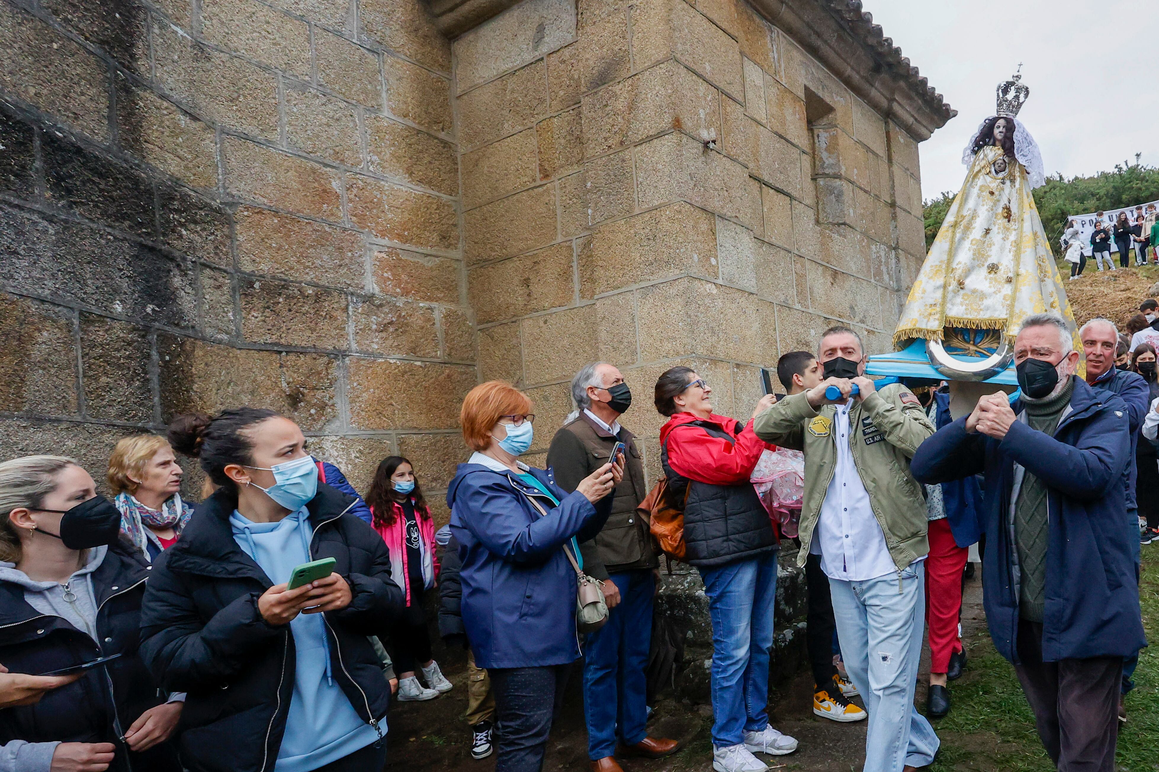 FERROL 18/04/2022.- Varias personas acuden a la romería de Chamorro, tres años después de su última edición en la localidad de Ferrol. La histórica romería de Chamorro se celebra en honor a la virgen del Nordés, patrona de la ciudad, en el lunes de Pascua, festivo local e inicio del calendario festivo de la primavera tras la Semana Santa. EFE/ Kiko Delgado