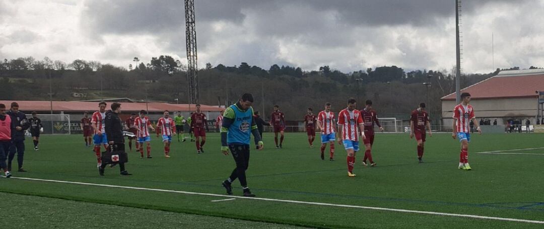 Los jugadores del Compos y Polvorín, abandonando el campo de A Cheda tras el encuentro