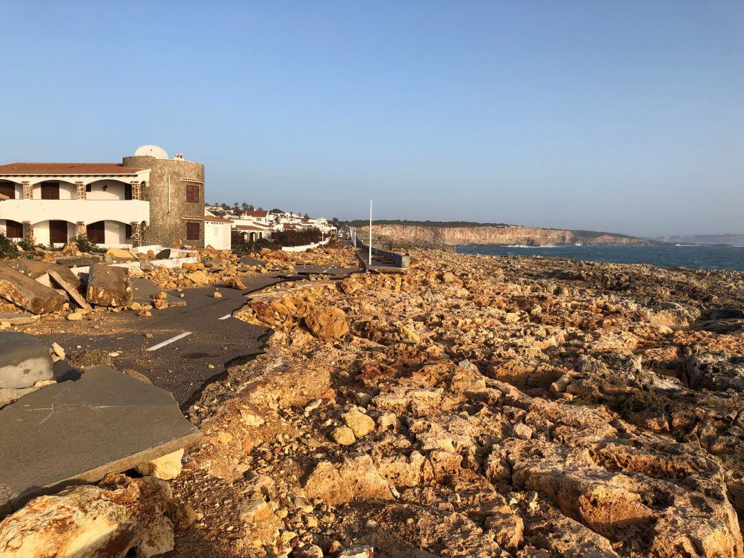 Part de d'Algar està construit sobre la mateixa roca del penyal.