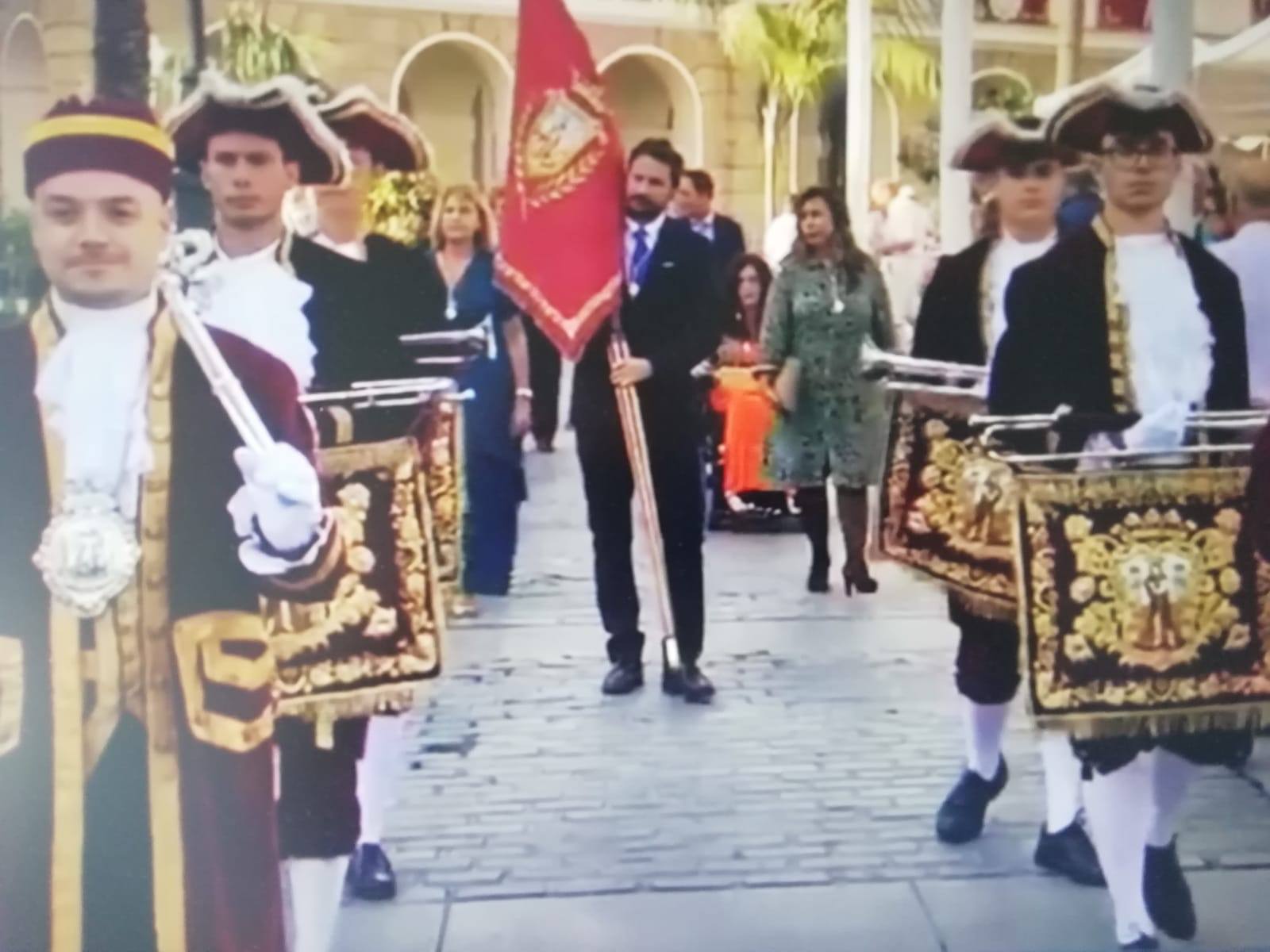 La Corporación Municipal bajo mazas camino de la Función del Voto. Foto A.G.