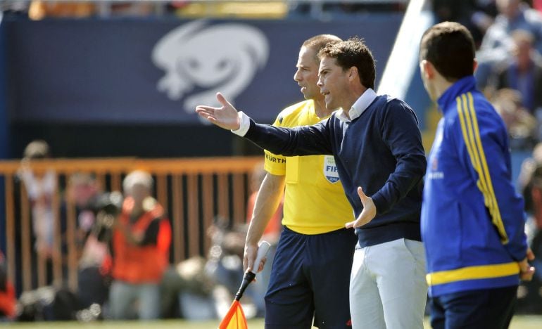 El técnico del Levante UD, Rubi, reclama una acción ante el juez de línea durante el partido ante el Valencia CF, correspondiente a la 29 jornada de Liga jugado este mediodía en el estadio Ciutat de Valencia. 