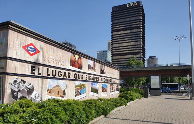 Panorámica de la campaña de turismo de la Diputación, en el exterior del metro en Nuevos Ministerios