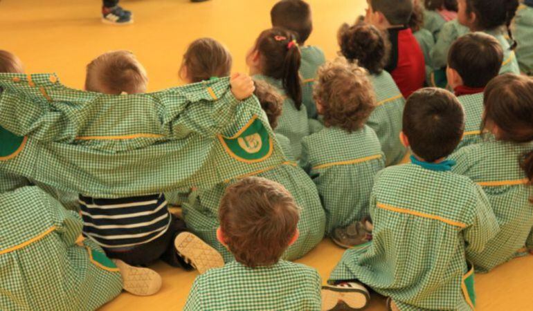 Escolares en su centro educativo