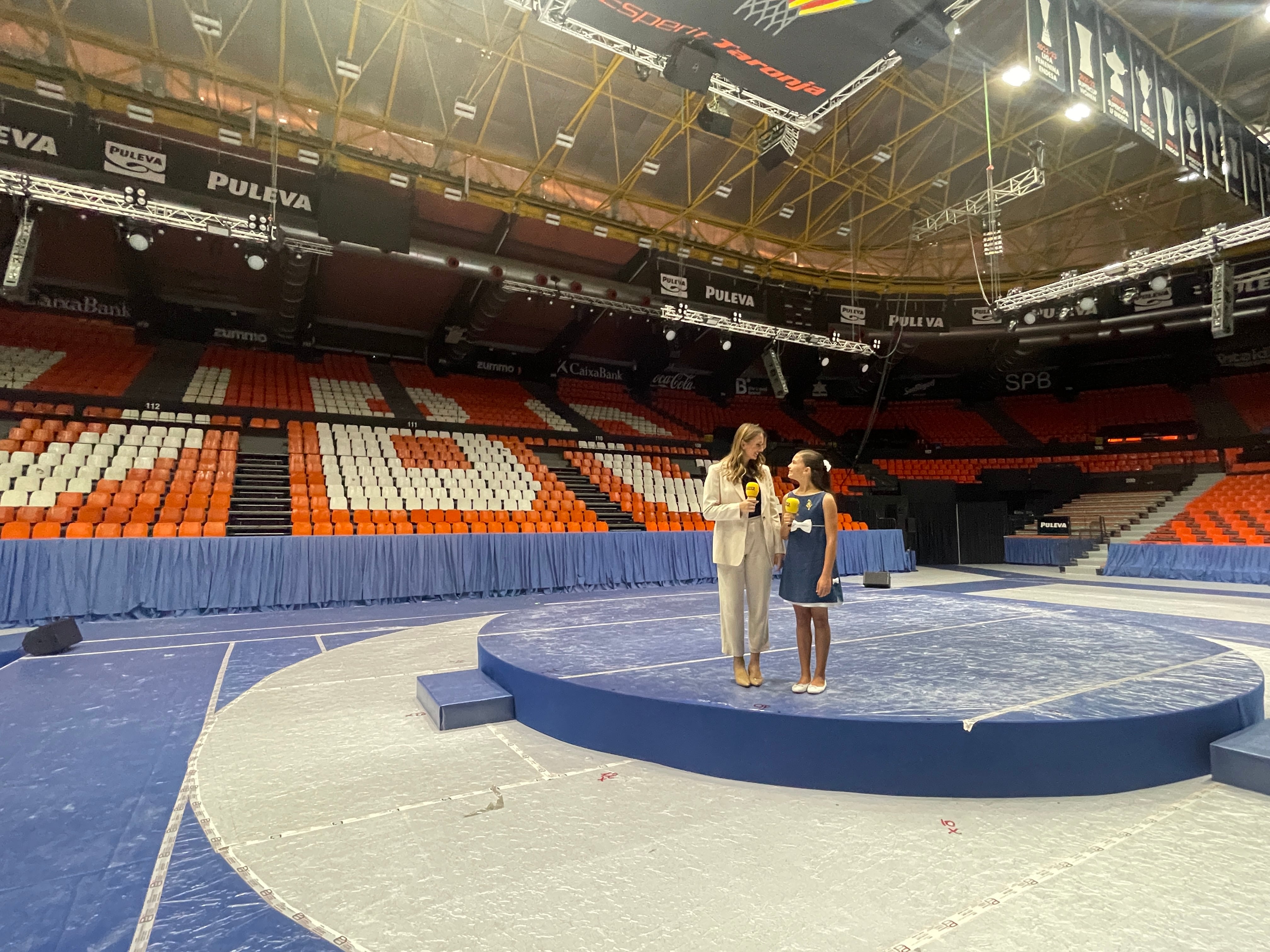 Las Falleras Mayores de València, Laura Mengo y Paula Nieto, despiden su reinado en SER Falleros desde el escenario de la Fonteta