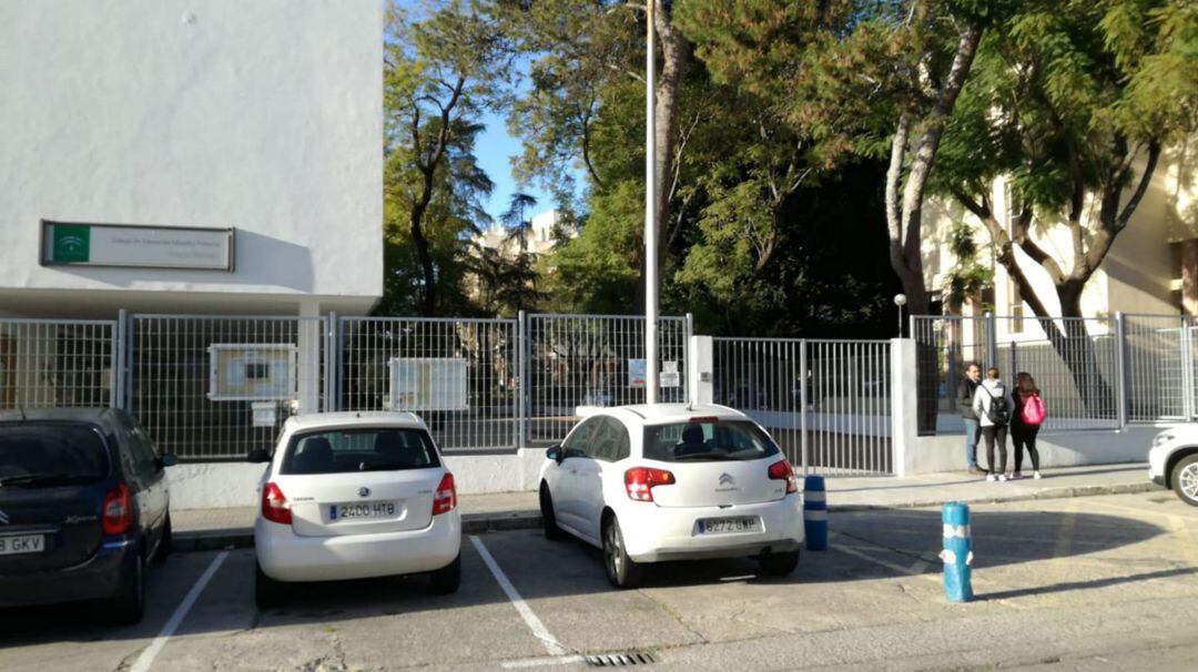Puerta de entrada del CEIP Antonio Machado esta mañana de huelga