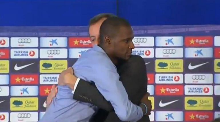 Abidal i Rosell s'abracen després de la roda de premsa de comiat del jugador com a integrant de la plantilla del Barça