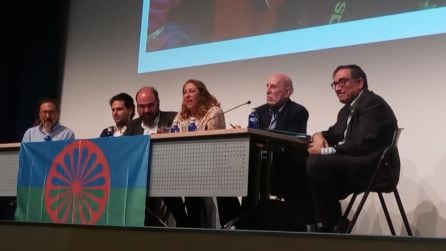 El acto estuvo presidido por la bandera internacional romaní, aprobada en 1971 en Londres en el Primer Congreso Mundial Gitano