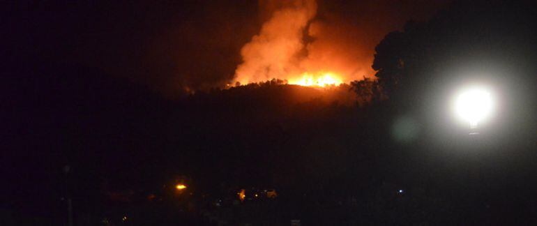 Imagen nocturna de incendio forestal en el Norte de Extremadura