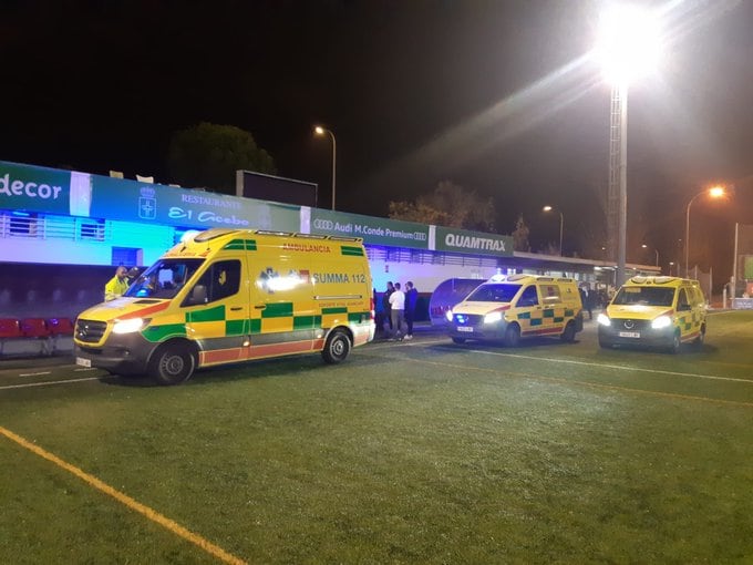 Los servicios de emergencias en el campo de fútbol de La Canaleja