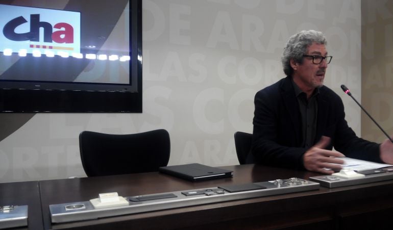 El portavoz de Chunta en las cortes, Gregorio Briz, en una comparecencia en la sala de prensa del parlamento autonómico. 