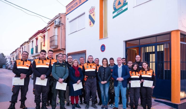 Foto de familia con alumnos del curso y autoridades ante la sede de la Agrupación de Voluntarios de Protección Civil de Jódar