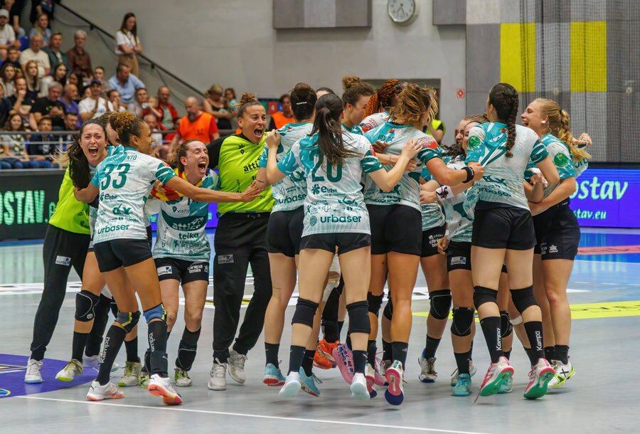 Las jugadoras del Elche Atticgo celebran su victoria en la European Cup