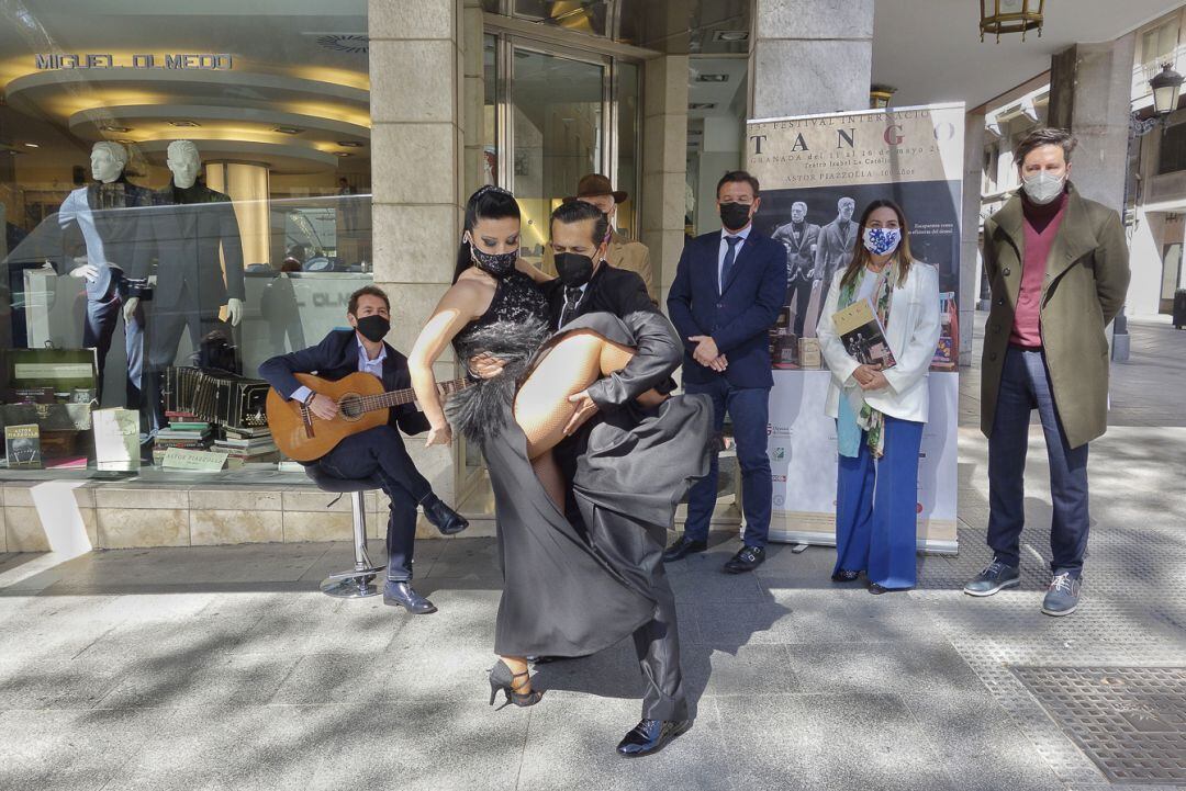 El alcalde de Granada, Luis Salvador (en el centro, atrás), en la presentación del XXXIII Festival de Tango de Granada a celebrar en mayo de 2021